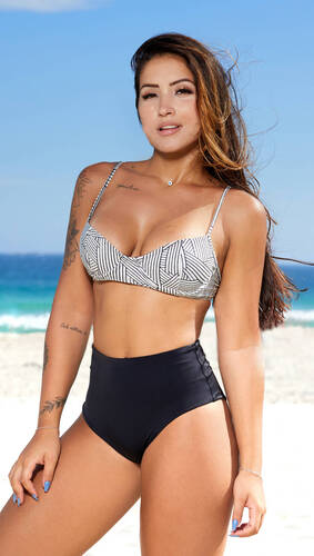 Conjunto Biquíni Meia Taça com Aro e Calcinha Hot Pants Preto Geométrico