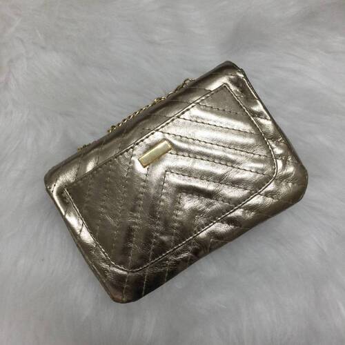 VERSALHES PEQUENA Bolsa de corrente em couro legítimo metalizada dourada com metais ouro matelassê chevron