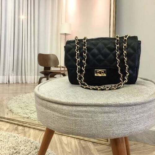 VERSALHES MÉDIA Bolsa de corrente em couro legítimo preta com metais dourados matelassê tradicional