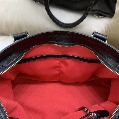 BARCELONA TRADICIONAL Bolsa média couro legítimo preta com metais dourados