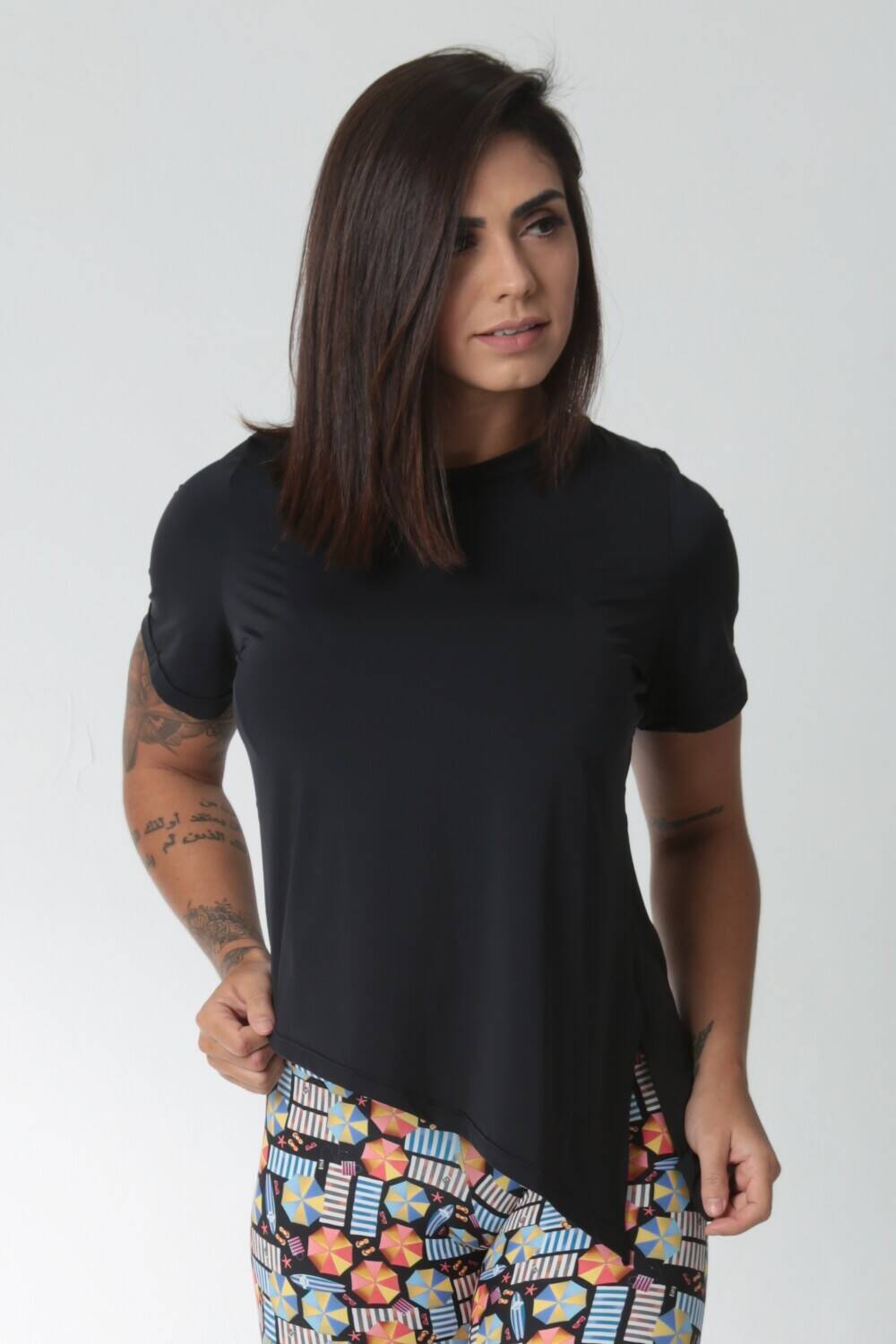 Blusa Assimétrica Abertura Lateral Preta