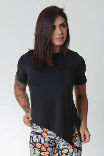 Blusa Assimétrica Abertura Lateral Preta